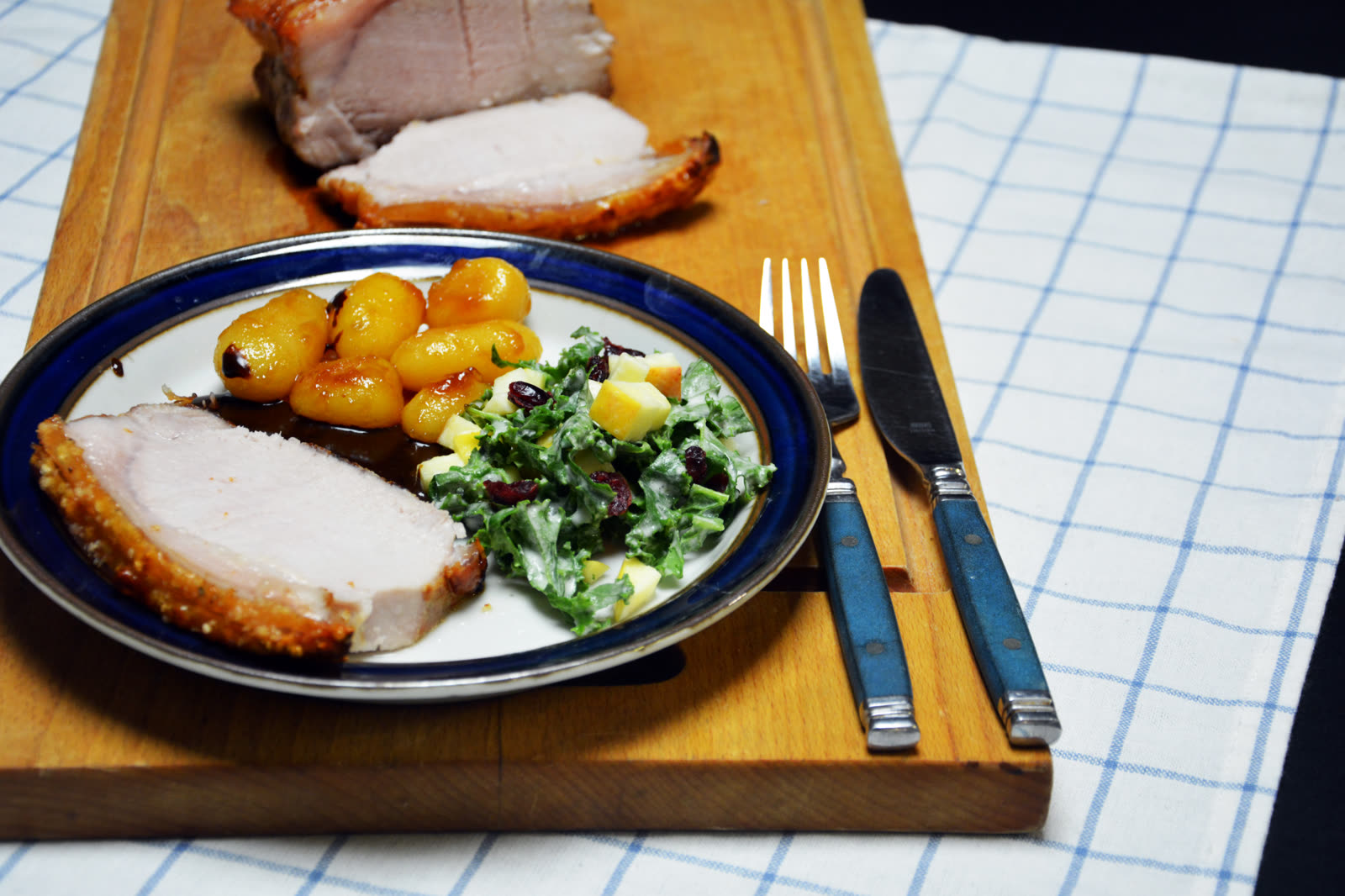 Dansk fläskstek sous vide skuren i skivor med knaprig svål, serverad med brynt potatis, brunsås och grönkålssallad