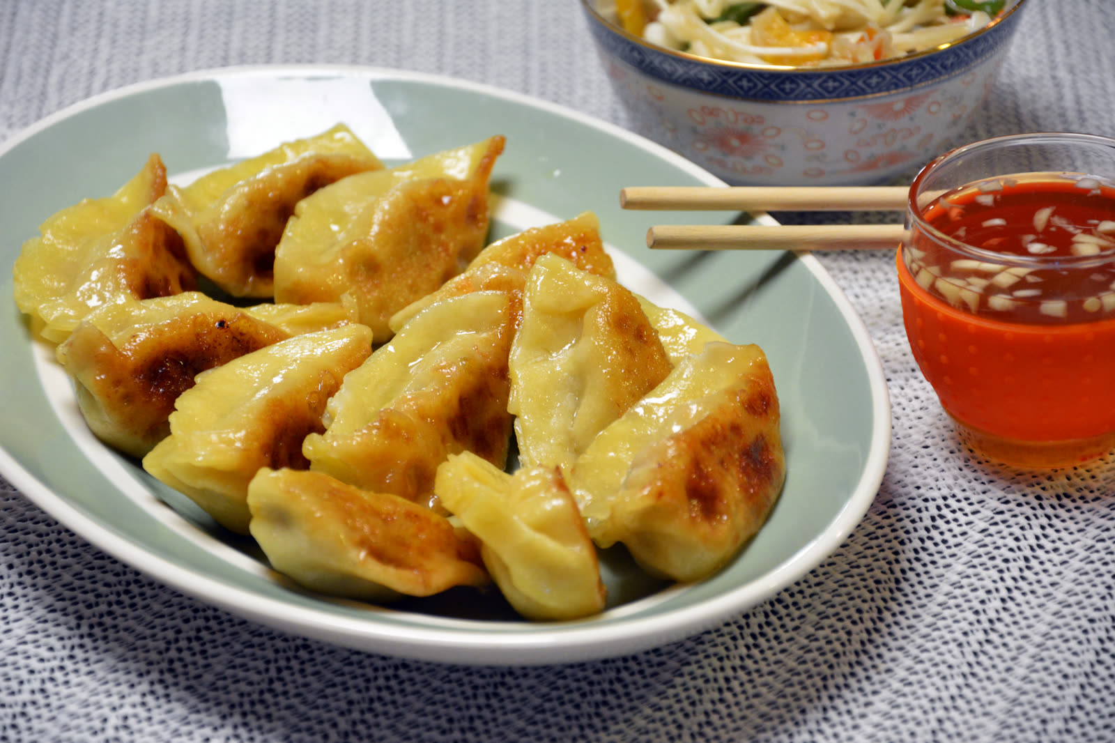 Hemgjorda dumplings med krispig botten stekta i panna, serverade med dippsås