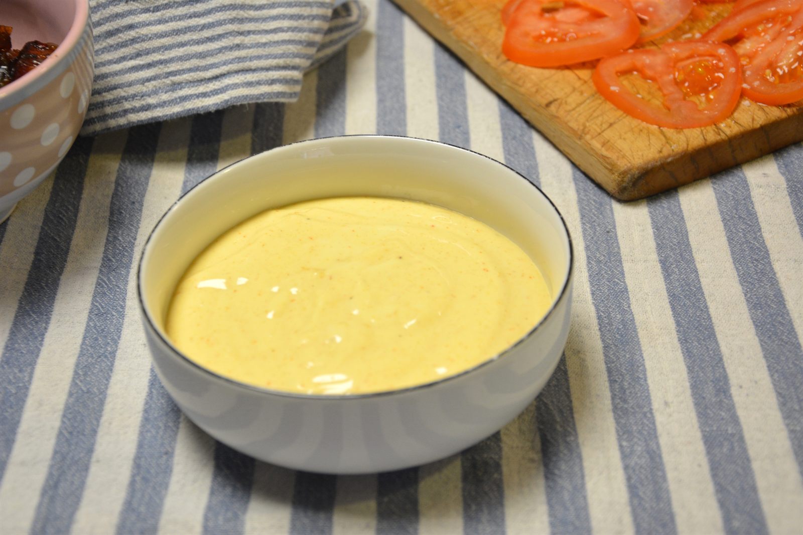 Hemmagjord hamburgerdressing rörd krämig i en skål, redo att bredas på hamburgerbrödet