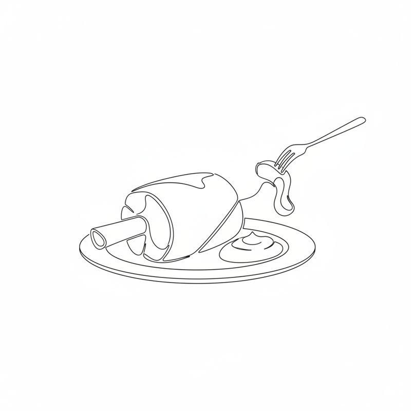 En gaffel drar loss mört kött från benet på en bräserad lammlägg på en tallrik med sås och en sked puré.