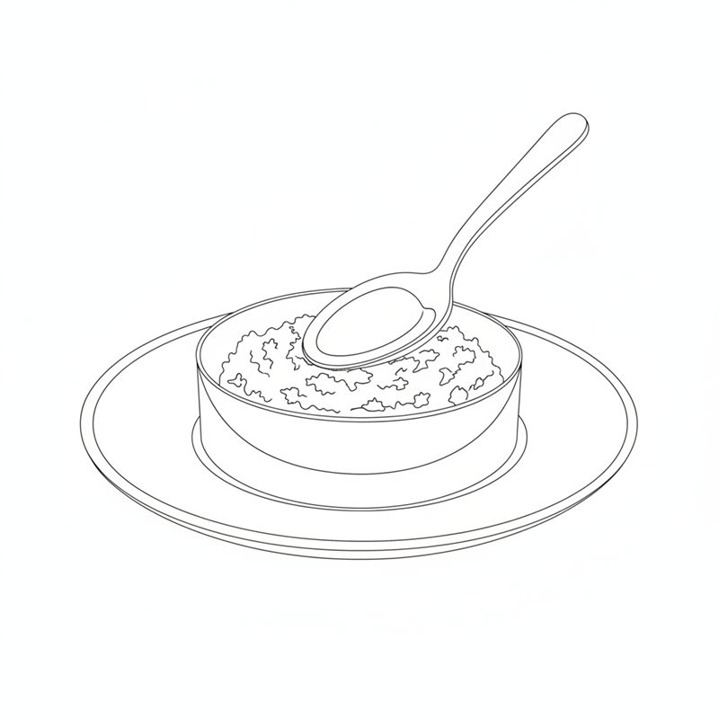En rund form på en tallrik fylls med tartar som trycks på plats med en sked.